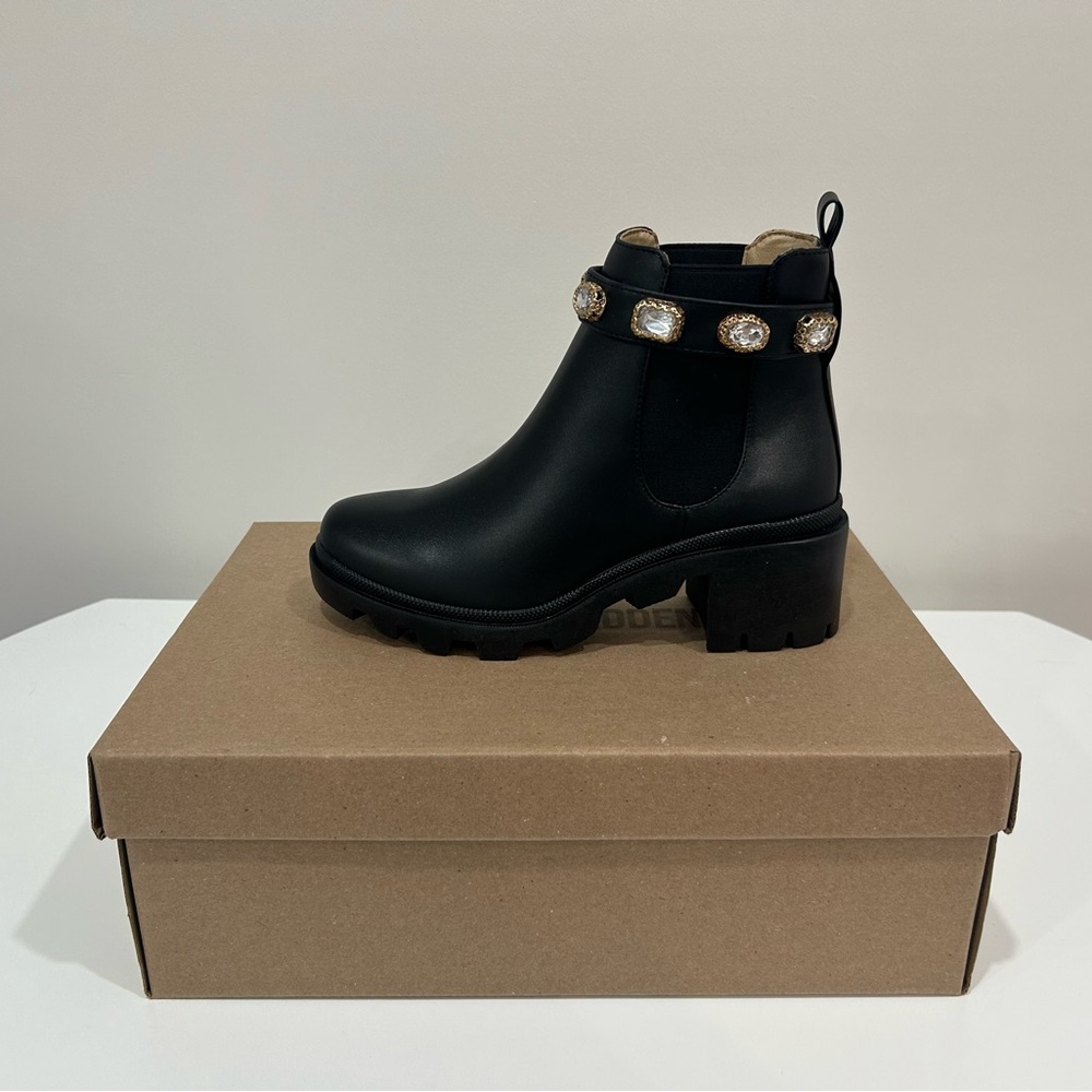 NEVER WORN STILL IN PLASTIC. Steve Madden Boots. Size 8.5